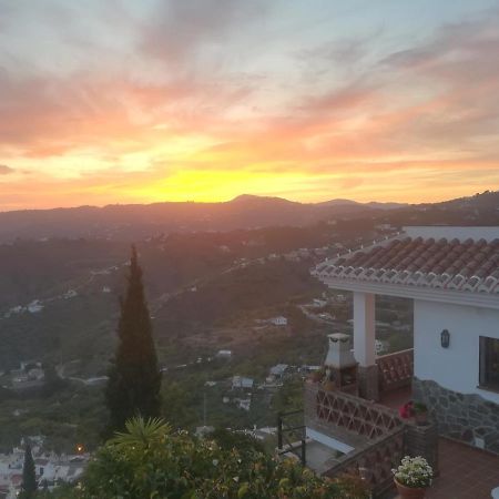 Casa Ana, Fantásticas vistas al pueblo, el mar y la montaña Frigiliana Exterior foto