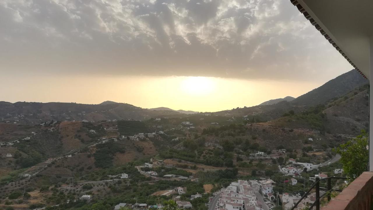 Casa Ana, Fantásticas vistas al pueblo, el mar y la montaña Frigiliana Exterior foto