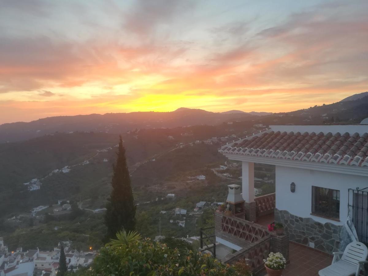 Casa Ana, Fantásticas vistas al pueblo, el mar y la montaña Frigiliana Exterior foto
